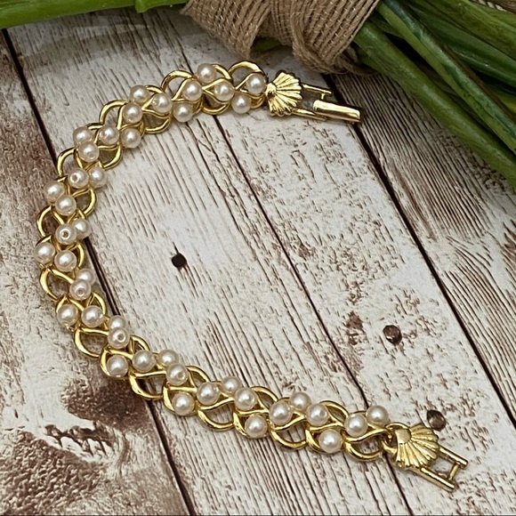 Richelieu Fan Shell Clasp Gold Faux Pearl Bracelet - Picture 9 of 16
